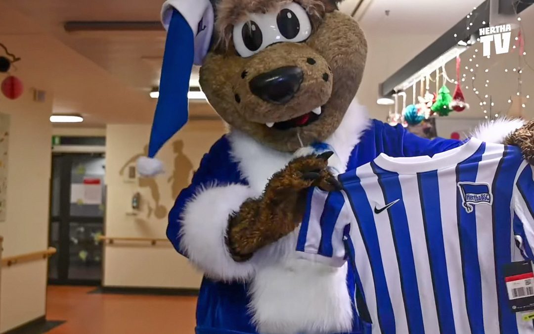 Geschenke für die Kinderonkologie vom Hertha-Bär