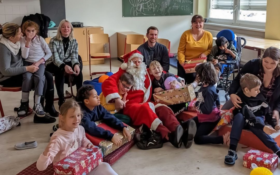 Wir helfen eine Weihnachtsfeier zu schenken