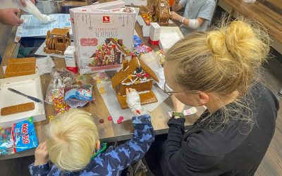 Wir basteln Lebkuchenhäuser auf der Kinderkrebsstation