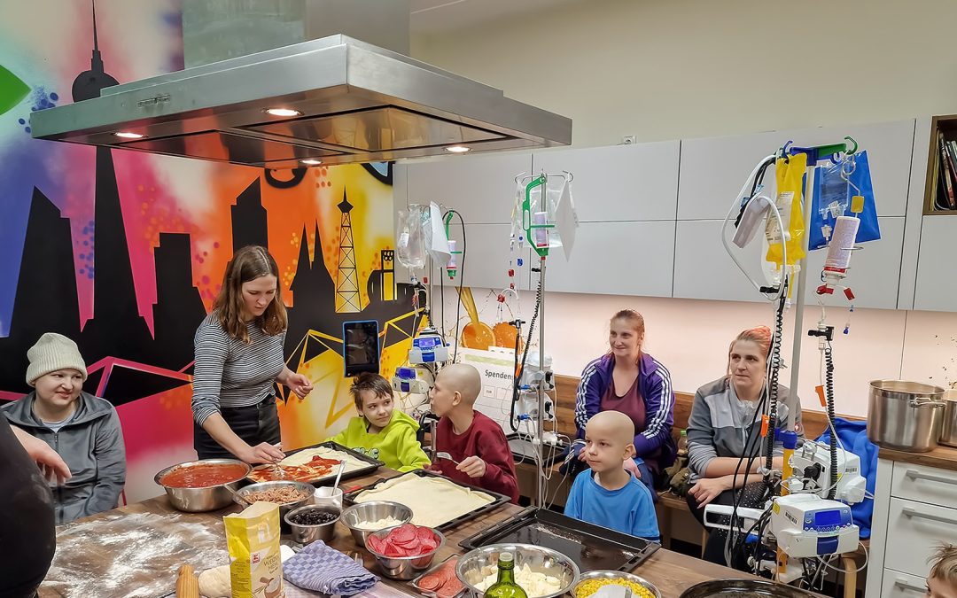 Pizzabacken auf der Kinderkrebsstation mit den Hertha-Profis