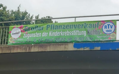 Ein riesen Werbebanner für den großer Pflanzenverkauf in Duisburg