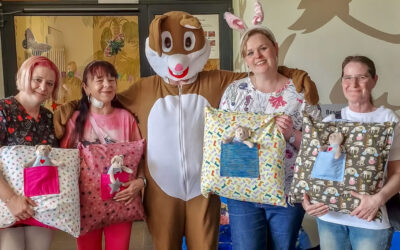Wir haben Kuschelkissen für die Kinderkrebsstation bekommen