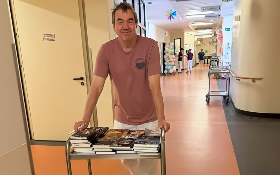 Die Drei??? Autor Boris Pfeiffer besucht wieder die Kinderkrebstation