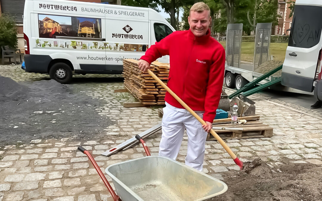 Robert pflanzt den ersten Baum für sein Herzensprojekt, den Kolibri Motorik Park