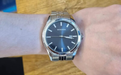 Herzenswunscherfüllung für Aron – eine Armbanduhr mit Gravierung