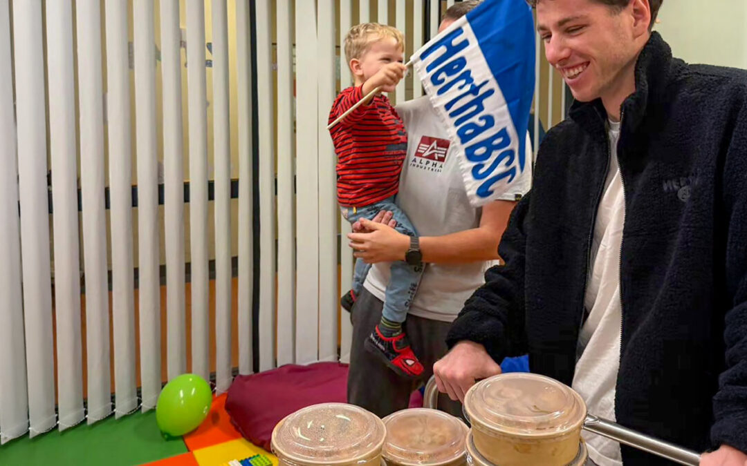 Leckeres Essen auf der Kinderkrebsstation im Helios Klinikum mit Hertha BSC