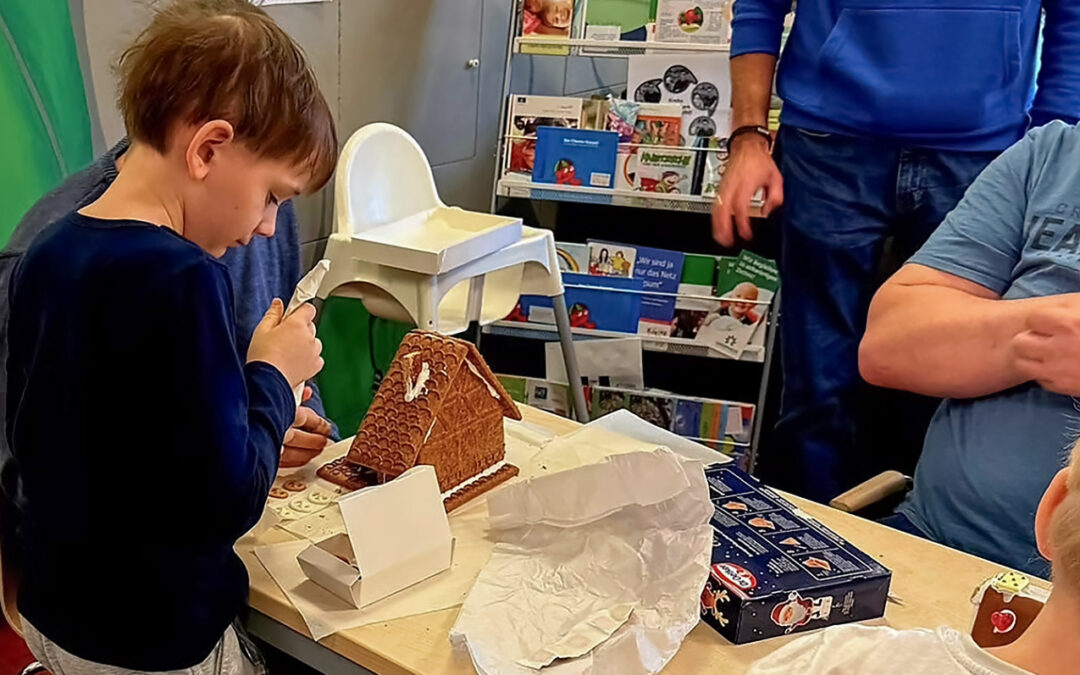 Lebkuchenhaus bauen und Weihnachtsgesteck basteln mit Fans at Hertha