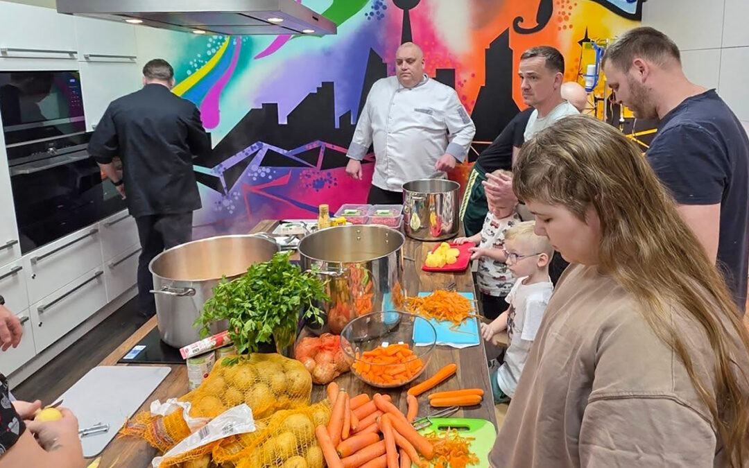 Kochen mit Paul Kalkbrenner auf der Kinderkrebsstation in Berlin-Buch