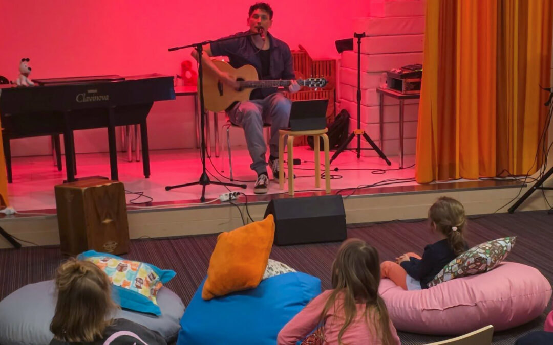 Kristoffer von Künstler mit Herz hat uns ein Konzert auf der Kinderkrebsstation gegeben