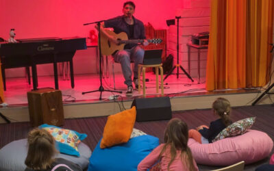 Kristoffer von Künstler mit Herz hat uns ein Konzert auf der Kinderkrebsstation gegeben