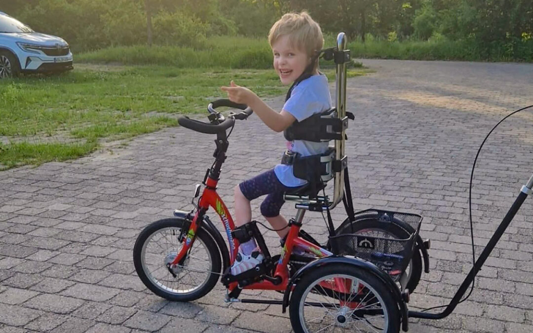 Die 6-jährige Lina hat ein eigenes Therapie Fahrrad bekommen